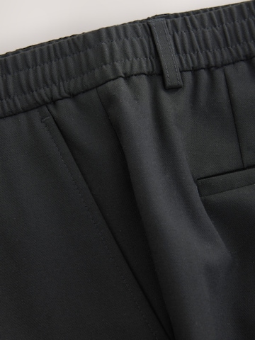 Next Slimfit Chino kalhoty 'Smart Motionflex' – černá