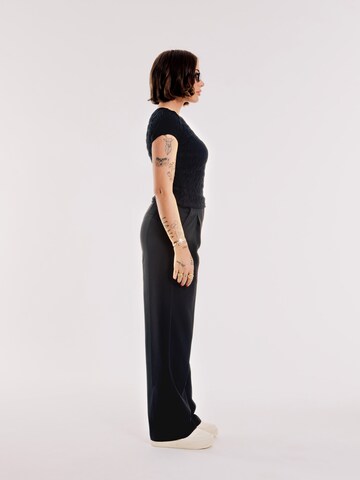 OUT OF ORBIT Regular Pleat-front trousers 'Melissa' in Black