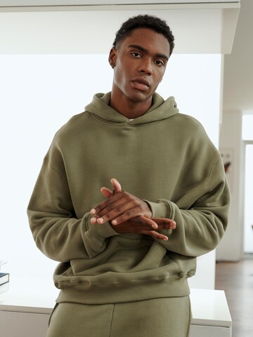 DAN FOX APPAREL Sweatshirt 'Essential Patrick' i grøn