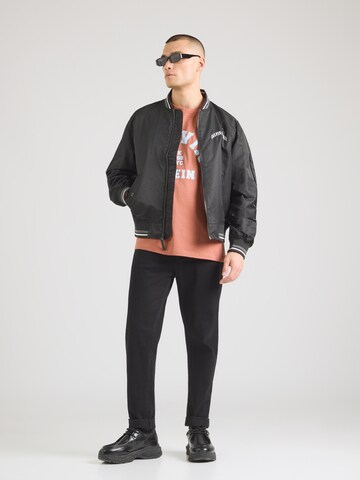 Calvin Klein Jeans Koszulka '20S COLLEGE' w kolorze pomarańczowy