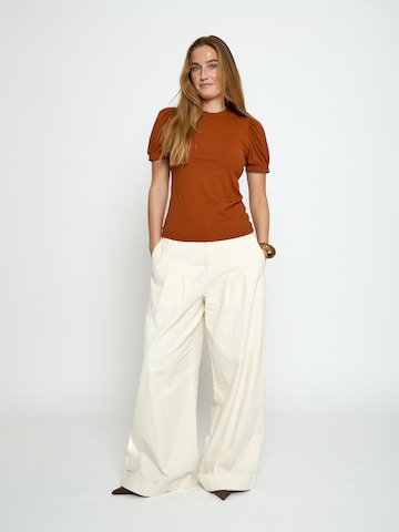 Maglietta 'Johanna' di Peppercorn in marrone