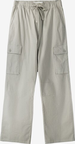 Bershka Cargo Pants in Grey: front