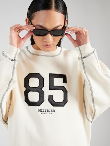 TOMMY HILFIGER Šaty 'Varsity 85' – béžová