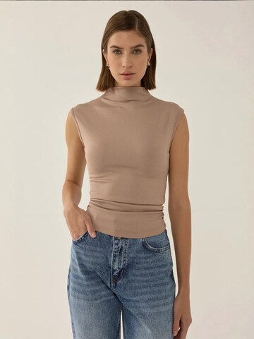Hiccup Top in Brown: front