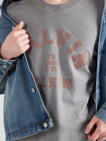 Calvin Klein Jeans Tričko '20S COLLEGE' - Sivá