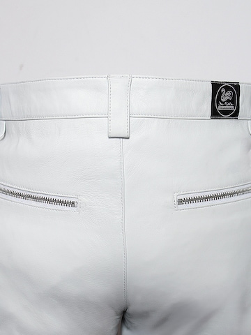 Be  Noble Regular Cargobroek 'Leder-Shorts als knielange Cargo Lederhose' in Wit