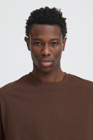 Tricou 'SDWITTLE' de la !Solid pe maro