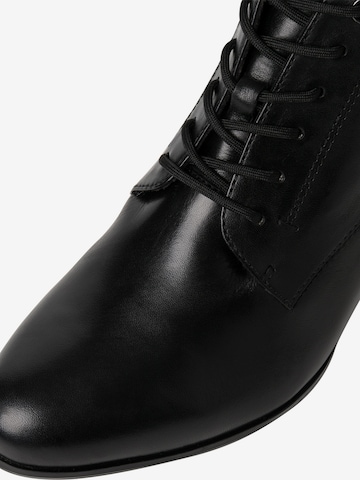 TAMARIS - Botines con cordones en negro