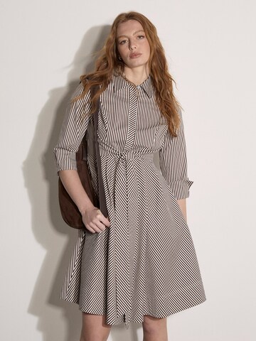 Apricot Jurk ' ' in Bruin