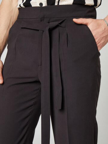 Guido Maria Kretschmer Men - regular Pantalón plisado 'Adriano' en negro