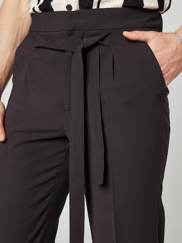 regular Pantaloni con pieghe 'Adriano' di Guido Maria Kretschmer Men in nero