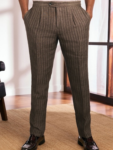 Slimfit Pantaloni con pieghe di Next in marrone