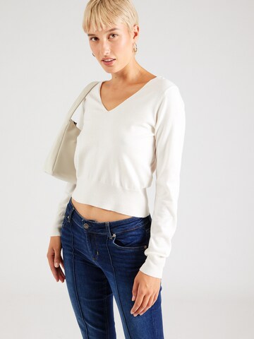 ABOUT YOU Sweater in White: front