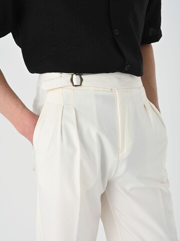 Regular Pantalon à plis Antioch en blanc
