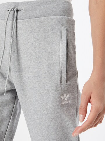 ADIDAS ORIGINALS Tapered Παντελόνι σε γκρι