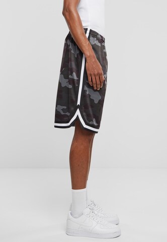 Urban Classics Loosefit Shorts in Braun