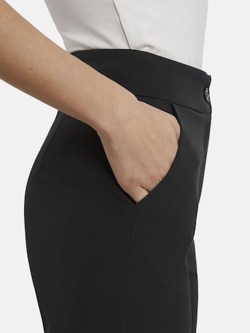 Nicowa Regular Bundfaltenhose 'CORIWI', Model ist 1,78 cm und trägt Größe 34 in Schwarz