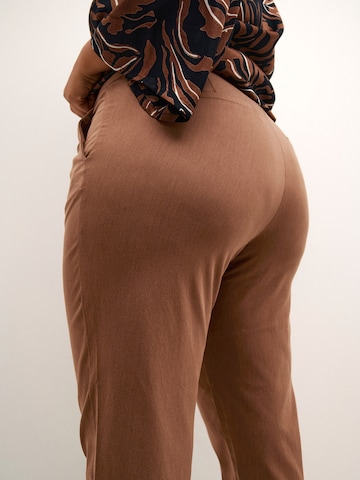 Skinny Pantalon chino 'Leana' KAFFE CURVE en marron