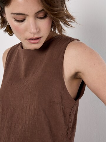 Haut Apricot en marron