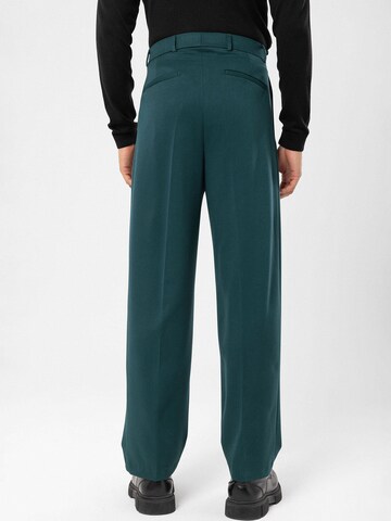 Antioch Regular Pleat-front trousers in Green
