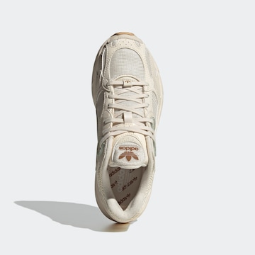 ADIDAS ORIGINALS - Sapatilhas baixas 'Astir' em bege