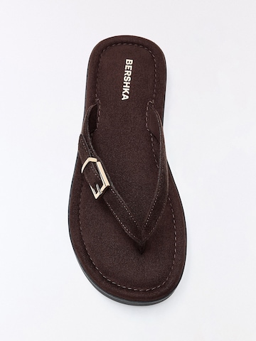 Flip-flops de la Bershka pe maro