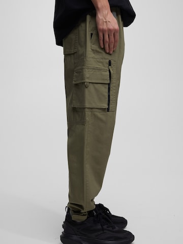 Tapered Pantaloni cu buzunare de la Pull&Bear pe verde