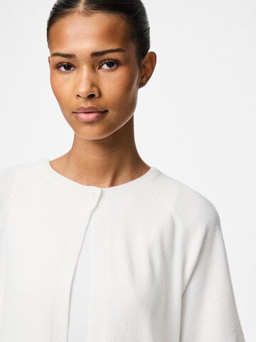 Cardigan 'PCBree' PIECES en blanc