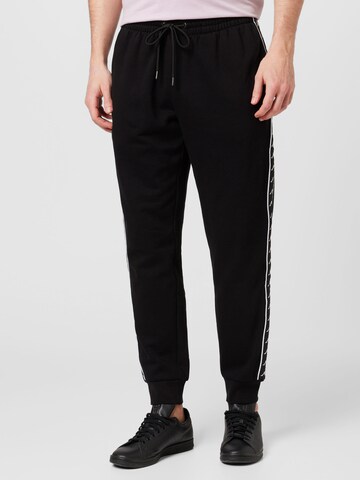 KAPPA Tapered Housut värissä musta: etupuoli