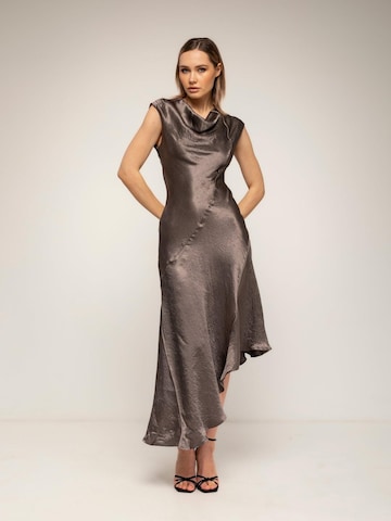 Abito da cocktail 'vestido midi con textura de seda cuello barco y largo asimétrico (Brown)' di Tantra in marrone: frontale