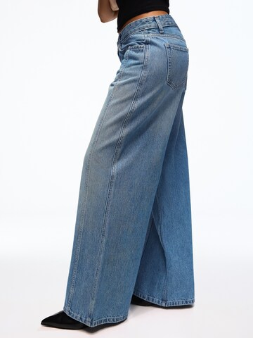 regular Jeans di Bershka in blu: lato