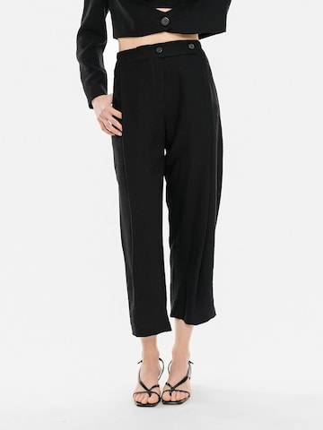 4TAILORS Tapered Bandplooibroek 'Ringline' in Zwart: voorkant
