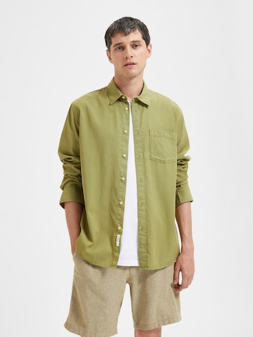 SELECTED HOMME Regular fit Button Up Shirt in Green: front