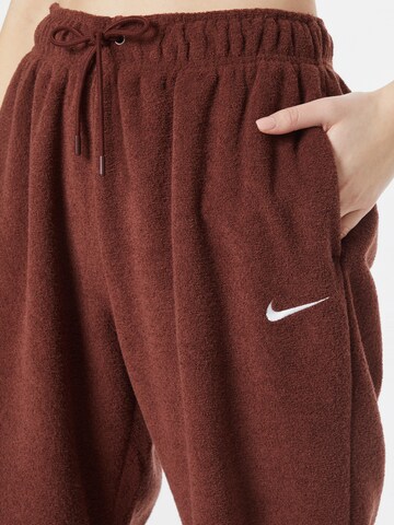 Nike Sportswear Tapered Broek in Bruin