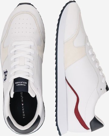 TOMMY HILFIGER Σνίκερ χαμηλό 'RUNNER EVO' σε λευκό