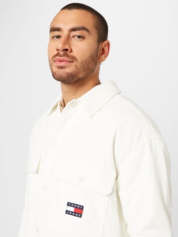 Coupe regular Veste mi-saison Tommy Jeans en blanc