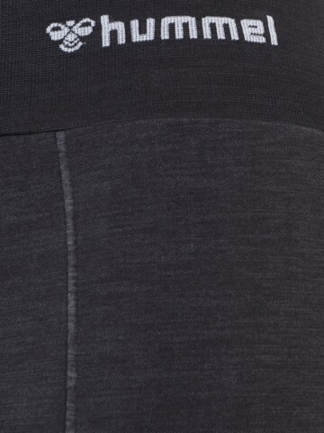 Tapered Pantaloni sportivi di Hummel in nero