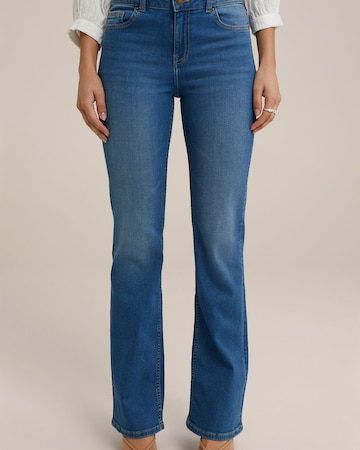 WE Fashion Flared Jeans in Blue: front