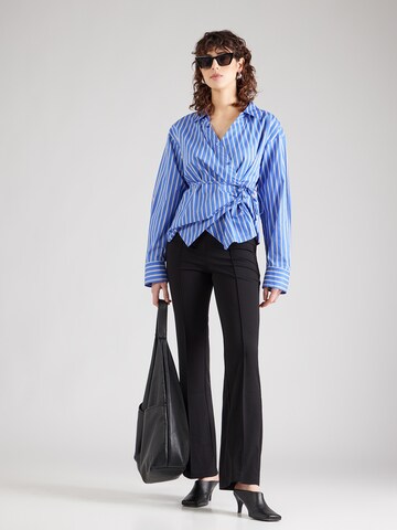 ONLYFlared/zvonoliki kroj Hlače s naborima 'ONLZIBA' - crna boja