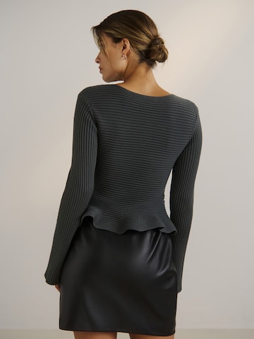 Guido Maria Kretschmer Women Sweter 'Desiree' w kolorze szary