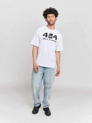 ABOUT YOU x StayKid Тениска '404 Boris' в бяло