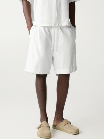 Pull&Bear Loose fit Pants in White: front