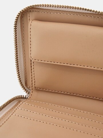 GUESS Wallet 'Cresidia' in White