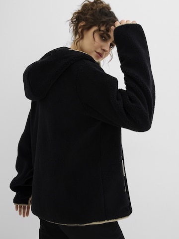 Veste en polaire bonprix en noir
