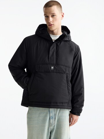 Geacă de primăvară-toamnă de la Pull&Bear pe negru: față