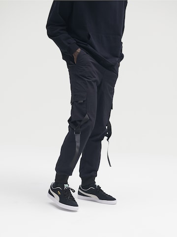 Sinned x ABOUT YOU Tapered Cargo Pants 'Jack' in Black: front
