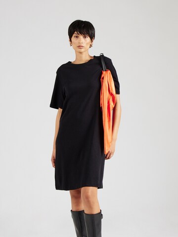 Rochie de la Lindex pe negru: față