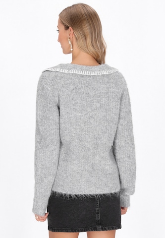 IZIA Oversized neulepaita värissä harmaa