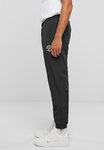 Karl Kani - Tapered Calças em preto