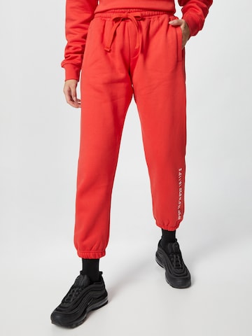 ABOUT YOU x Mero Spodnie 'Code' w kolorze czerwony